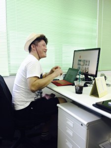 室内で麦わら帽子をかぶるくらい暑いです！（笑）