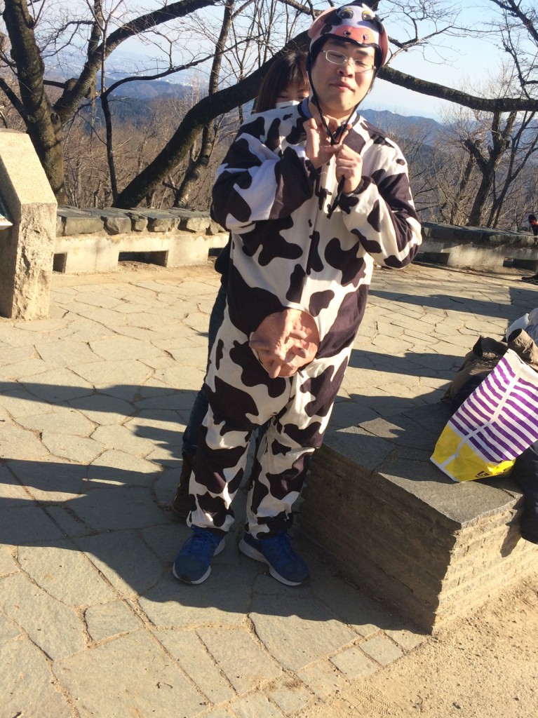 なにやらいそいそと着替え始める常連さん