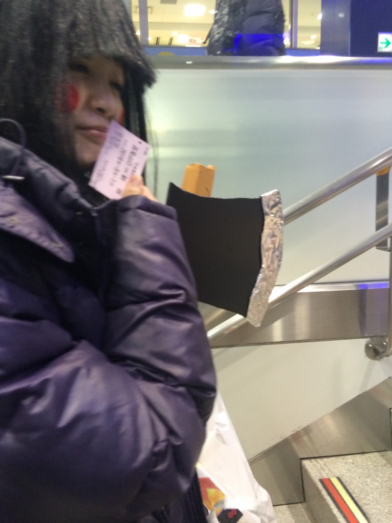 寒いのでジャンパーを着込んでいる金太郎@京王線新宿駅